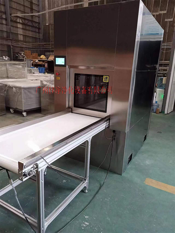 輸送帶傳遞窗還可吹淋被傳遞物品的表面，防止物品可能攜帶塵埃進入潔凈室。