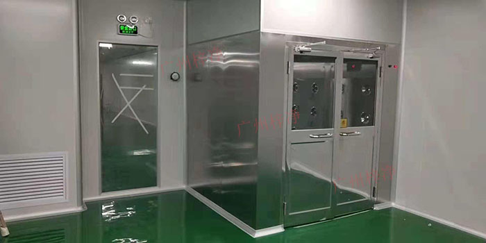 風淋室能夠對進入潔凈室的人員或物品進行高效的風淋，以去除表面塵埃和微生物，確保潔凈室的環境質量。