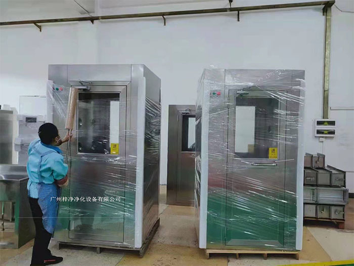 風淋室作為一種重要的潔凈室設備在運輸前，應對風淋室進行徹底的清潔和檢查，確保無損壞。
