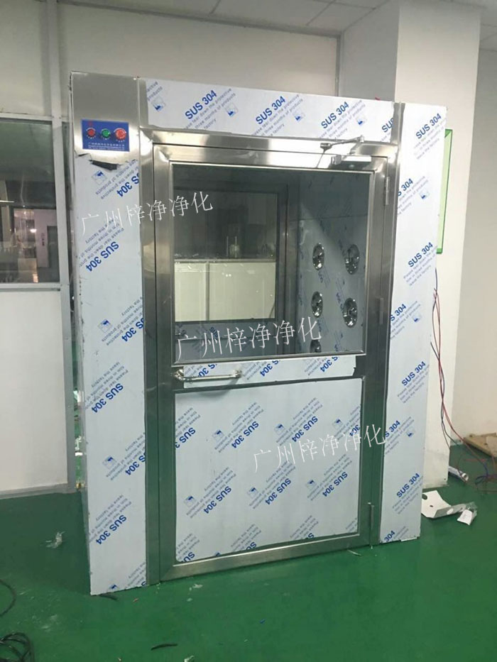 防爆風淋室是指風淋室的電機、指示燈、照明燈、接線管必須嚴格按照防爆標準