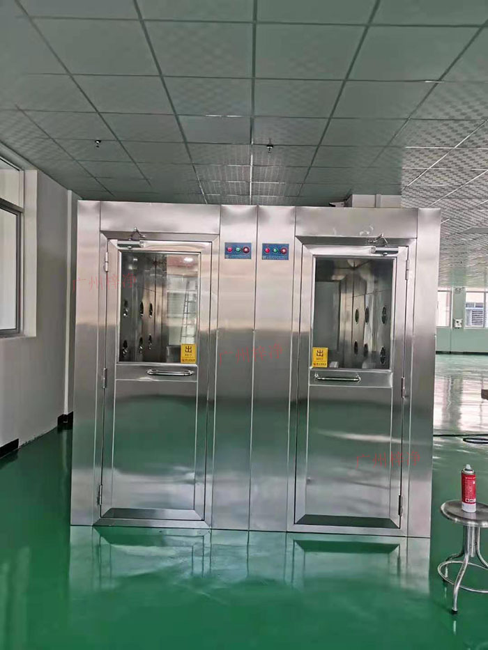 風淋室主要功能是通過快速氣流的作用，去除人員和物料表面攜帶的塵埃和微生物，以確保進入潔凈室的人員和物料不會污染車間環(huán)境。
