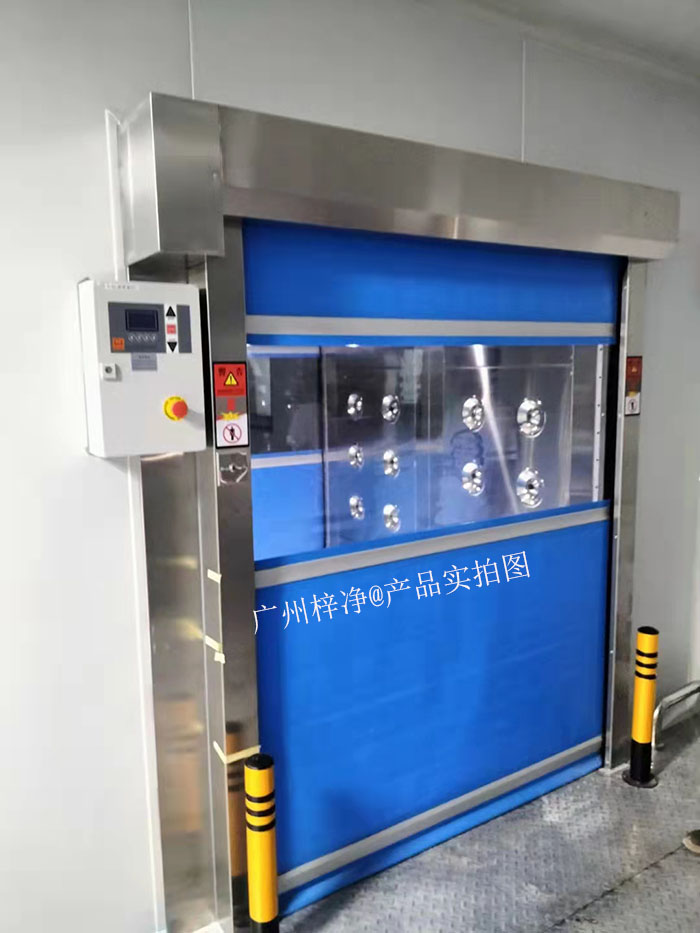 操作人員進入快速卷簾門風淋室,站在指定位置。 操作人員進入快速卷簾門風淋室,站在指定位置。