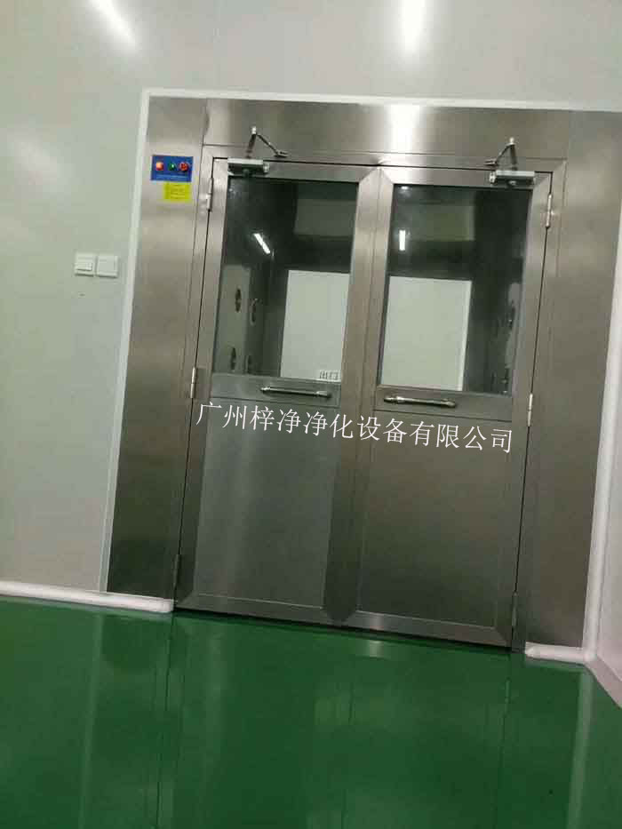 風(fēng)淋室外觀檢查整體結(jié)構(gòu)是保證風(fēng)淋室正常運行和潔凈度的重要環(huán)節(jié)。