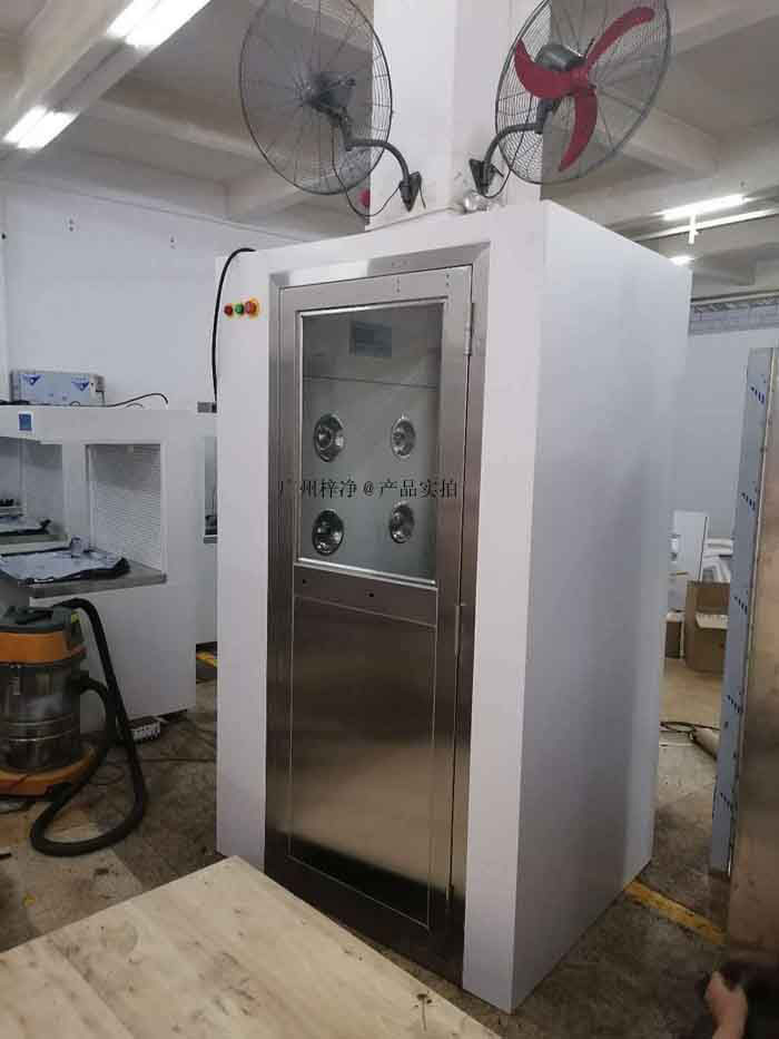 風淋室的外殼尺寸，包括長度、寬度和高度。