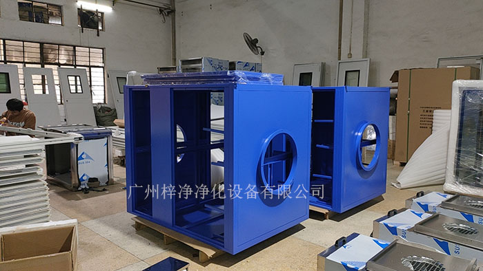 空氣過(guò)濾箱內(nèi)部結(jié)構(gòu)裝的初效空氣過(guò)濾器，高效空氣過(guò)濾器，風(fēng)機(jī)。