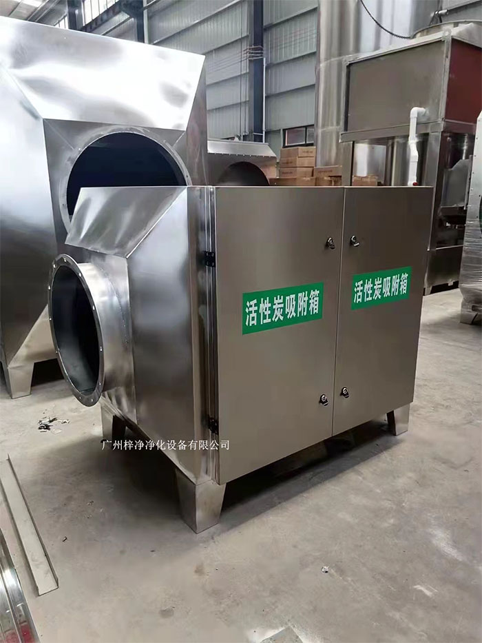 空氣過(guò)濾箱它也可以叫增壓新風(fēng)柜，新風(fēng)過(guò)濾箱，安裝于排風(fēng)系統(tǒng)末段，也稱(chēng)作排風(fēng)箱，可有效濾除生產(chǎn)或生物操作過(guò)程產(chǎn)生的有害氣體及傳染。