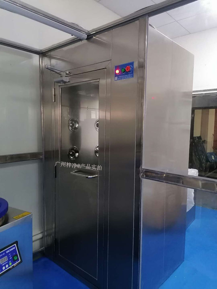 實驗室中的實驗往往對環境要求極高，風淋室的使用可以有效減少實驗過程中的污染，保證實驗結果的準確性