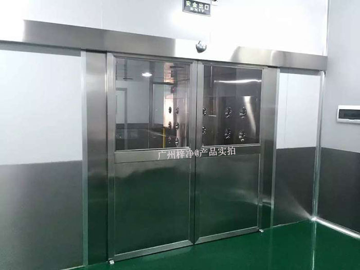 自動(dòng)門風(fēng)淋室采用自動(dòng)感應(yīng)技術(shù)，當(dāng)人員接近時(shí)，門會(huì)自動(dòng)開啟，人員通過后自動(dòng)關(guān)閉。