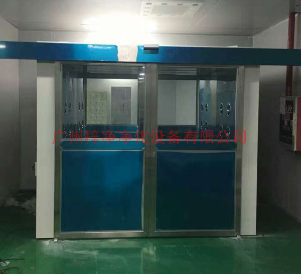 自動(dòng)門風(fēng)淋室感應(yīng)探測(cè)器探測(cè)到有人進(jìn)入時(shí)，將脈沖信號(hào)傳給主控器